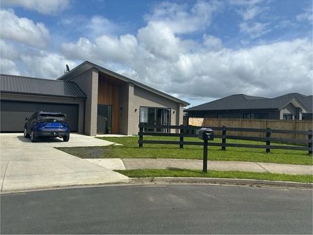 Lovely family home in Clevedon - Photo 2