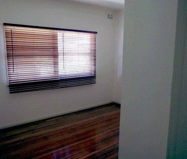 Bright airy 2 bedroom unit - 1 block from hospital! - Photo 1