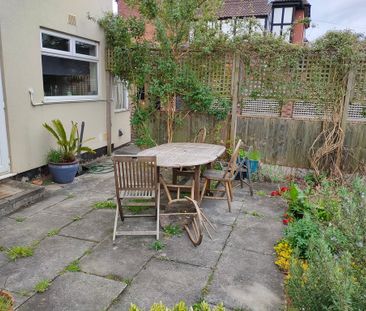 🏥 10 Min Walk to Salford Royal | 5-Bed Houseshare - Photo 2