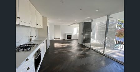 Stunning Luxury Apartment - Photo 3