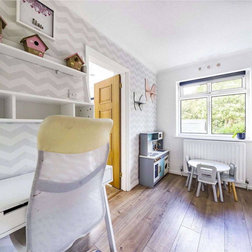 A four double bedroom, detached home to rent in a highly sought after private road in Seer Green. - Photo 1