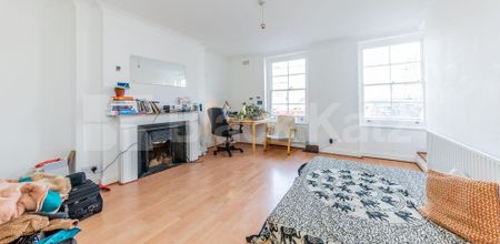 Arranged over two floors located in a period conversion on Chapel Market - Photo 5