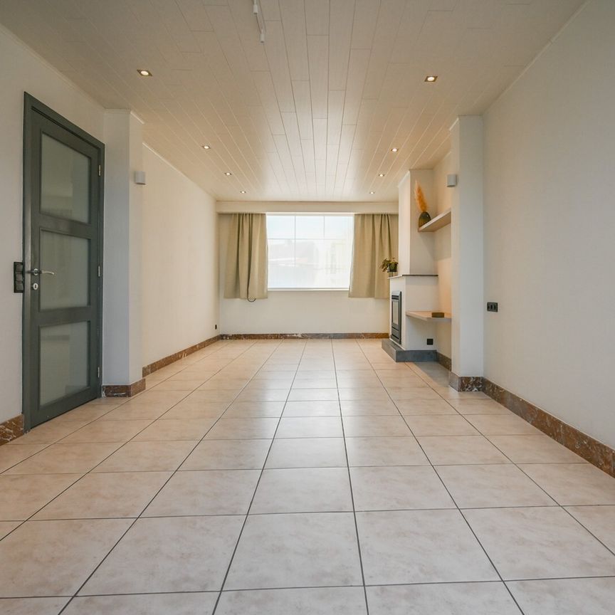 Rijwoning met uitweg achteraan en ruime garage te Izegem - foto 1