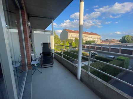 Appartement op 1ste verdieping met 2 slaapkamers en terras. - Photo 2