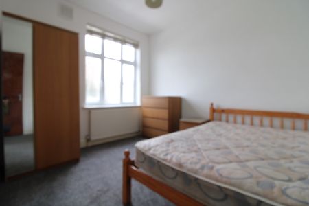 3 Bed Flat, Blakenham Road, SW17 - Photo 4