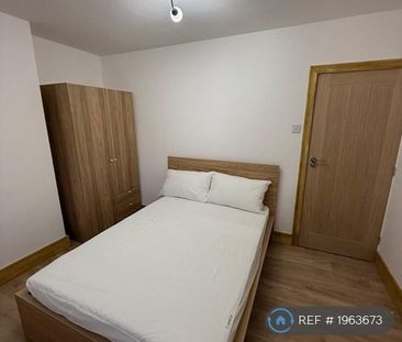 1 bedroom in a flat share to rent - Photo 3