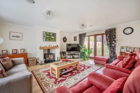 4 bedroom detached house to rent - Photo 3