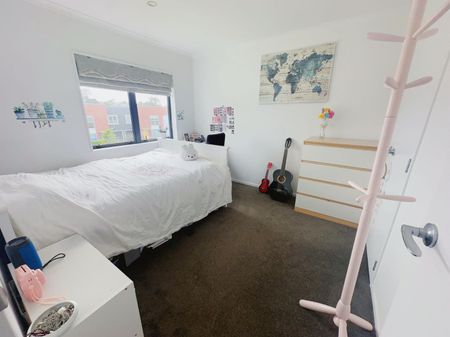 Spacious 4-Bedroom Family Home in Prime Massey Location – Available - Photo 4