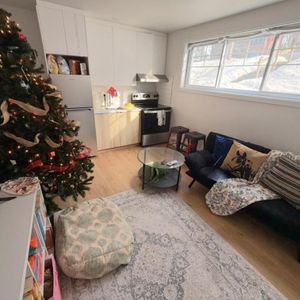 Magnifique rénové 2 1/2 à louer - Photo 2