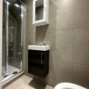 1 bedroom in a flat share to rent - Photo 2