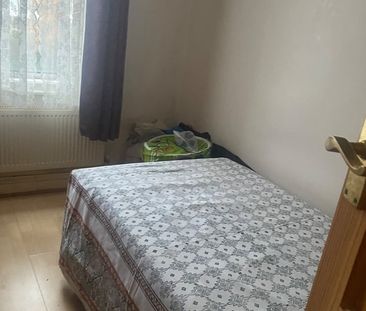 3 Bed Terraced House, Scarborough Road, E11 - Photo 4