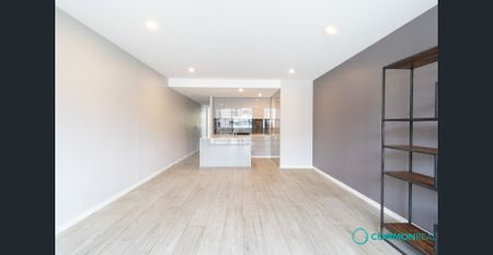 Split-Level 2 Bedroom Apartment – Prime Location - Photo 3