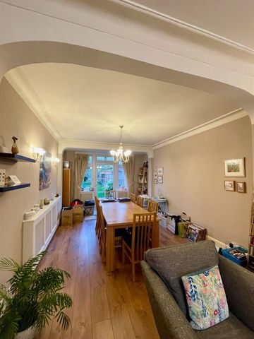 3 Bed Terraced House, Norwood Gardens, IG5 - Photo 2