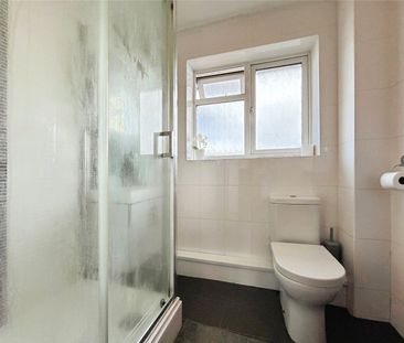 Beechtree Avenue, Englefield Green, Egham, Surrey, TW20 0SR - Photo 4