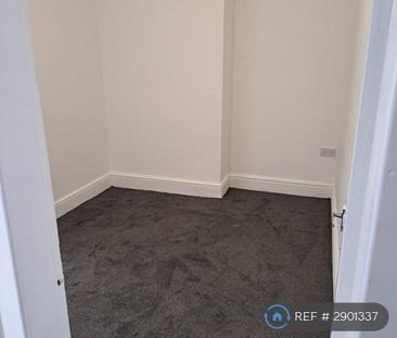 4 bedroom semi-detached house to rent - Photo 3