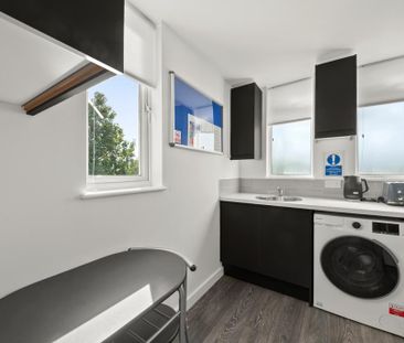 1 bedroom in a house share to rent - Photo 2