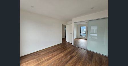 Beautiful Spacious Townhouse in a Prime Location - Photo 2