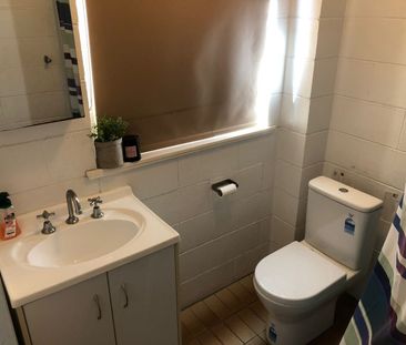 Older style spacious one bedroom flat - Photo 6