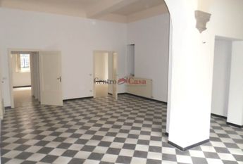 Appartamento non arredato, di ampia metratura, con 3 camere!