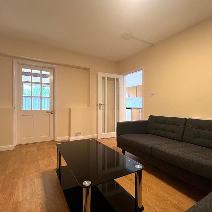 5 bedroom semi-detached house to rent - Photo 1