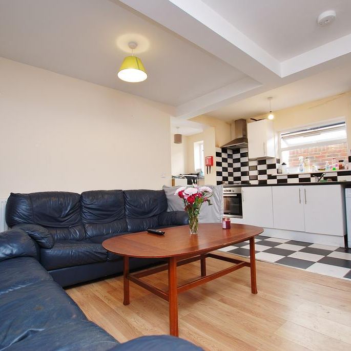 5 bedroom semi-detached house to rent - Photo 1