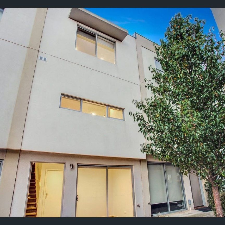 Fantastic opportunity to rent a three storey townhouse! - Photo 1