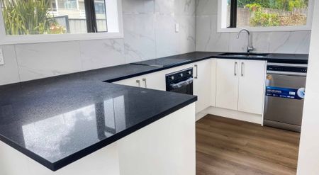 Hillsborough - 4 bedrooms plus huge rumpus - Photo 2