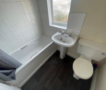 2 bedroom end of terrace house to rent - Photo 5