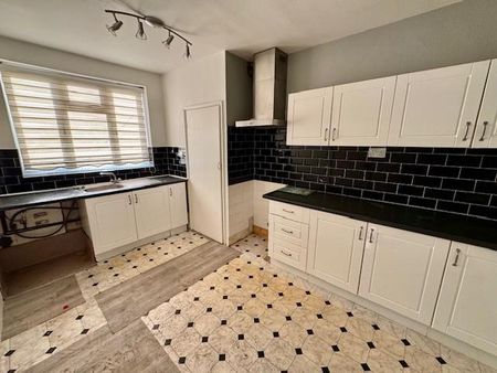4 bedroom flat to rent - Photo 5