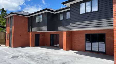 Feel at Home – Bedrooms with Heat Pumps & Ensuites - Photo 2