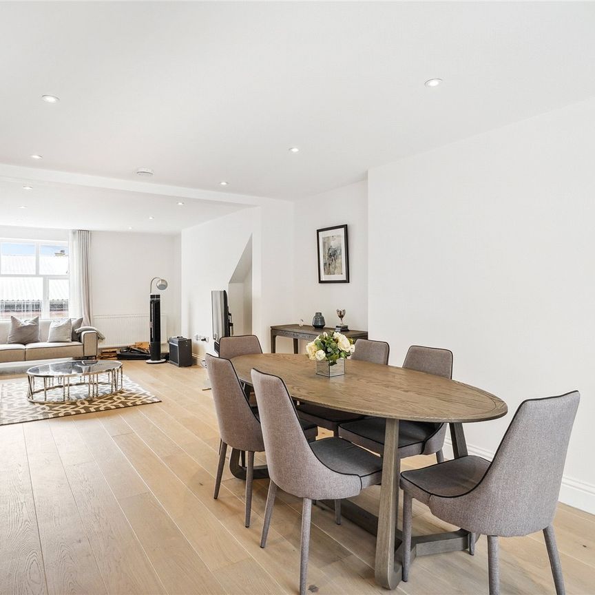 A recently refurbished first and second floor maisonette in Chelsea. - Photo 1
