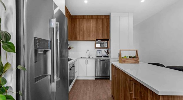 3 BEDROOM - 2 BATHROOM - MODERN LIVING - Photo 1