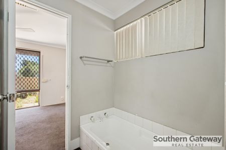 COSY FAMILY HOME IN CONVENIENT LOCATION - Photo 3