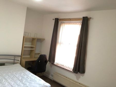 4 Bed Terraced House, Hibbert Street, M14 - Photo 4