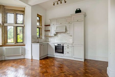 An impressive one bedroom ground floor flat in the idyllic grounds of Borde Hill. - Photo 5