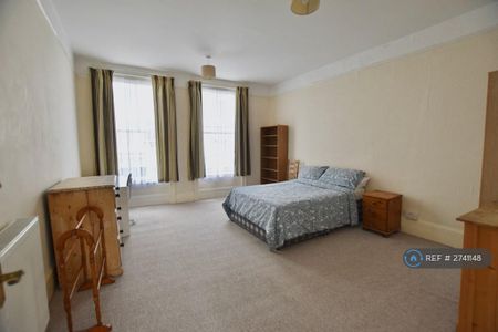 3 bedroom flat to rent - Photo 4