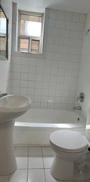 138, 140, 142 Wellesley Street East — Bachelor - Photo 1