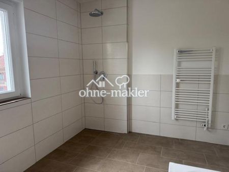 Erstbezug: moderne Stadtvilla mit geh. Innenausstattung und EBK in idyllischer Lage - Photo 2