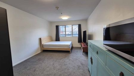 Modern City Studio – Fresh, Bright & Stylish! - Photo 3