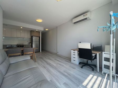 Top Floor 1 Bedroom Apartment &vert; Fully Furnished - Photo 5