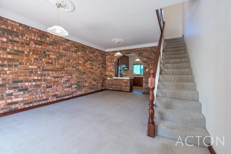 TWO BEDROOM TOWNHOUSE IN FANTASTIC LOCATION! - Photo 4