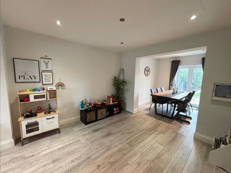 4 bedroom semi-detached house to rent - Photo 2