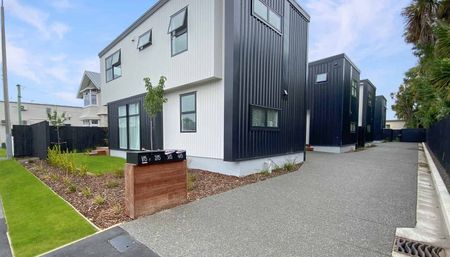 Spacious Executive Townhouse - Photo 3