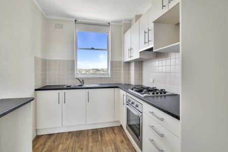 BRIGHT TWO BEDROOM APARTMENT WITH SWEEPING HARBOUR VIEWS - Photo 4