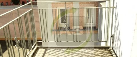 Charmant mit Balkon + Küchenmöblierung - Photo 1