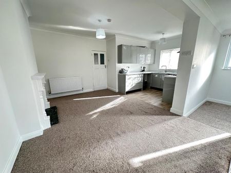 3 bedroom semi-detached bungalow to rent - Photo 3