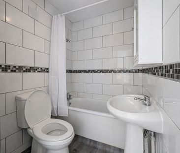 3 Bedroom Flat To Let - HP11 - Photo 4