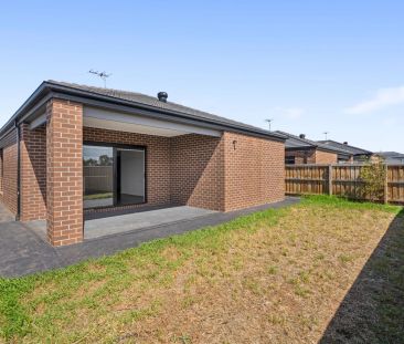 Modern 4-Bedroom Home with Spacious Backyard - Photo 6