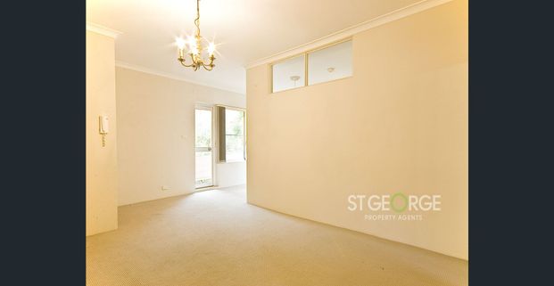 Spacious Top Floor Apartment Opposite Park - Photo 1