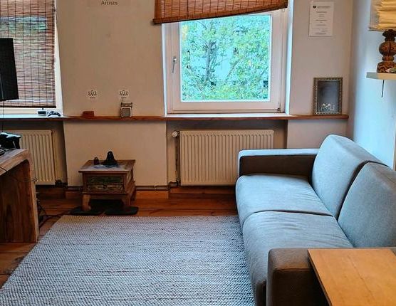 Wunderschöne 2-Zimmer-Altbauwohnung im Wrangelkiez – voll möbl - Photo 1